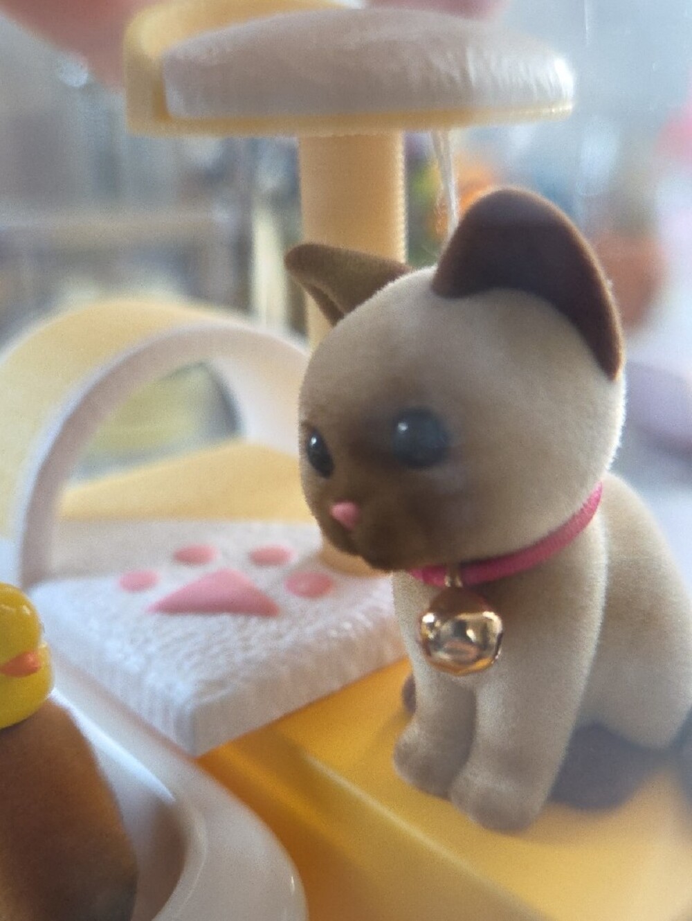 ZURU Mini Brands  My Mini Pets Series 1  Capybara & Siamese Cat Display Case - Picture 3 of 7